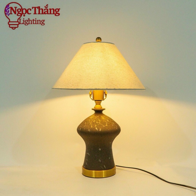 Đèn bàn gốm sứ phong cách Indochine trang trí phòng ngủ phòng khách cao cấp DB83 Ngọc Thắng (Tặng kèm một bóng Led 3 màu