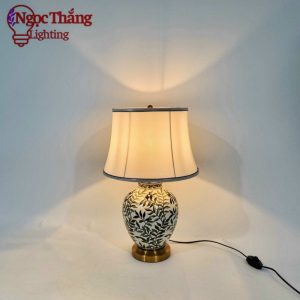 Alternative view of Đèn bàn gốm sứ phong cách Indochine trang trí phòng ngủ phòng khách cao cấp DB84 Ngọc Thắng (Tặng kèm một bóng Led 3 màu